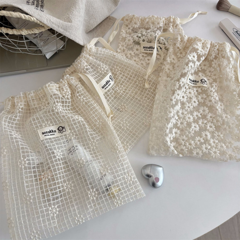 Women Accessories Products - 레이스 자수 데이지 메쉬 드로스트링 메이크업